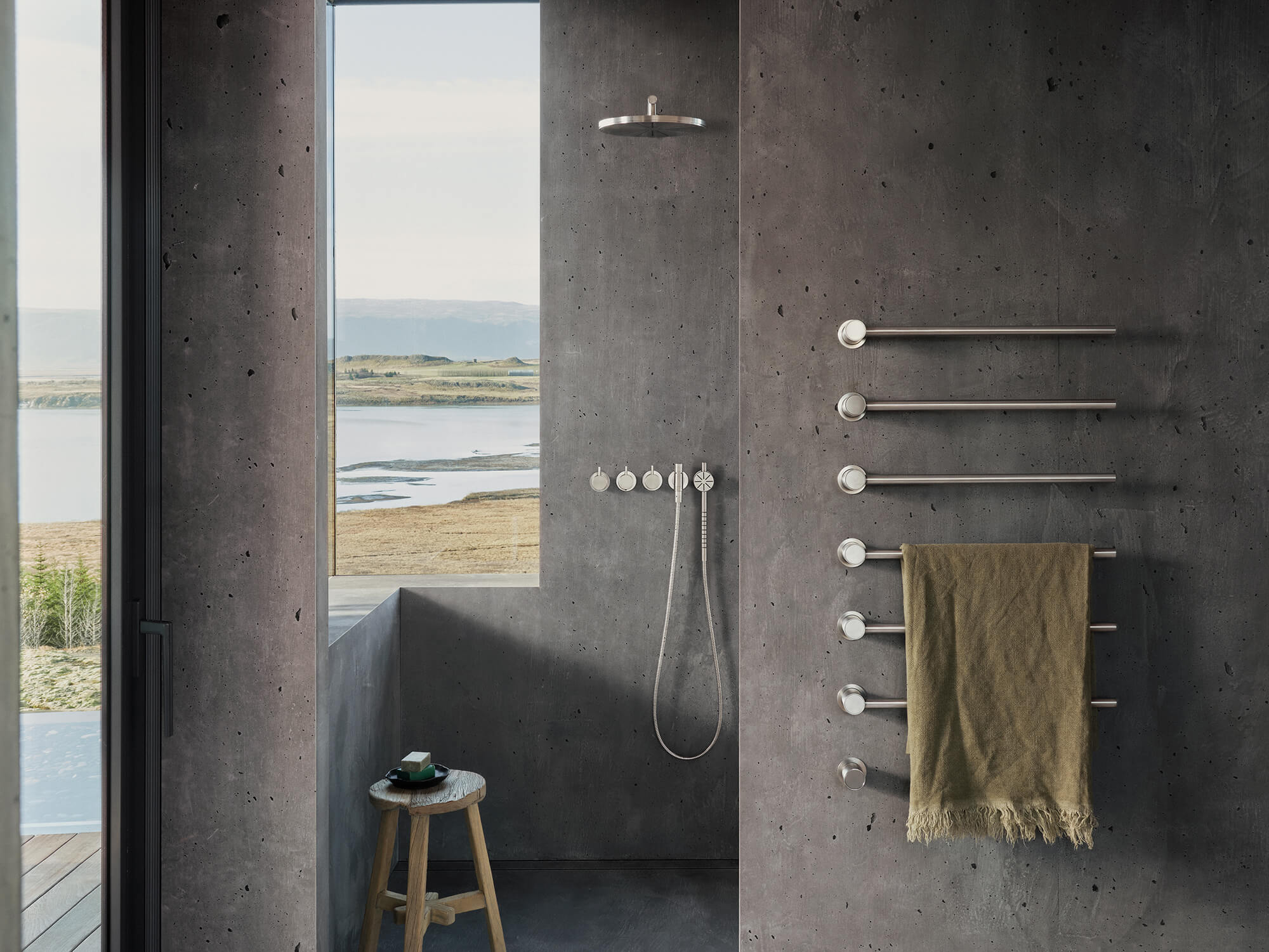 Modernes Duschbad mit VOLA COMBI-25S Thermostat, Regenbrause und VOLA Handtuchwärmer T39EL