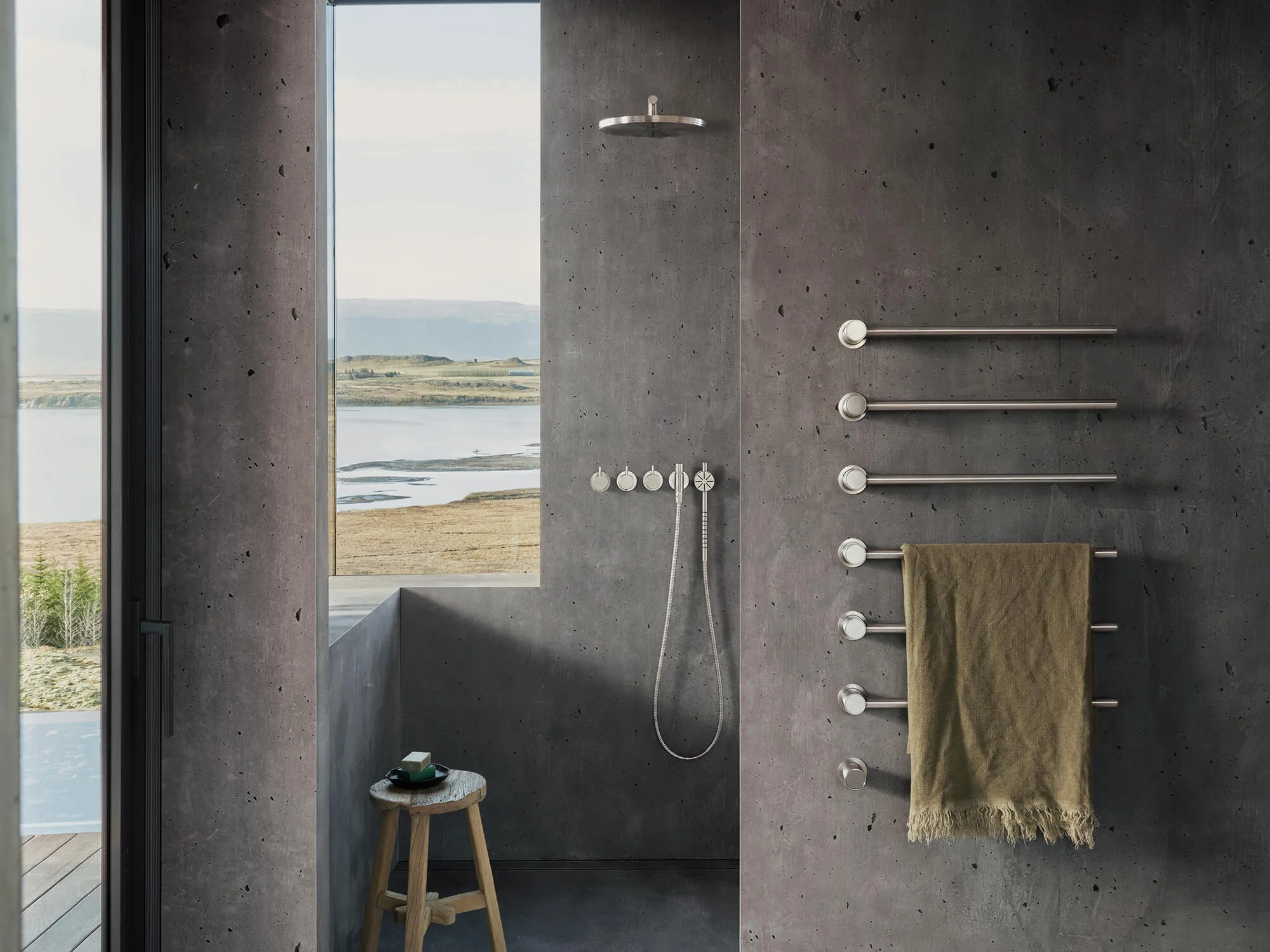 Modernes Duschbad mit VOLA COMBI-25S Thermostat, Regenbrause und VOLA Handtuchwärmer T39EL