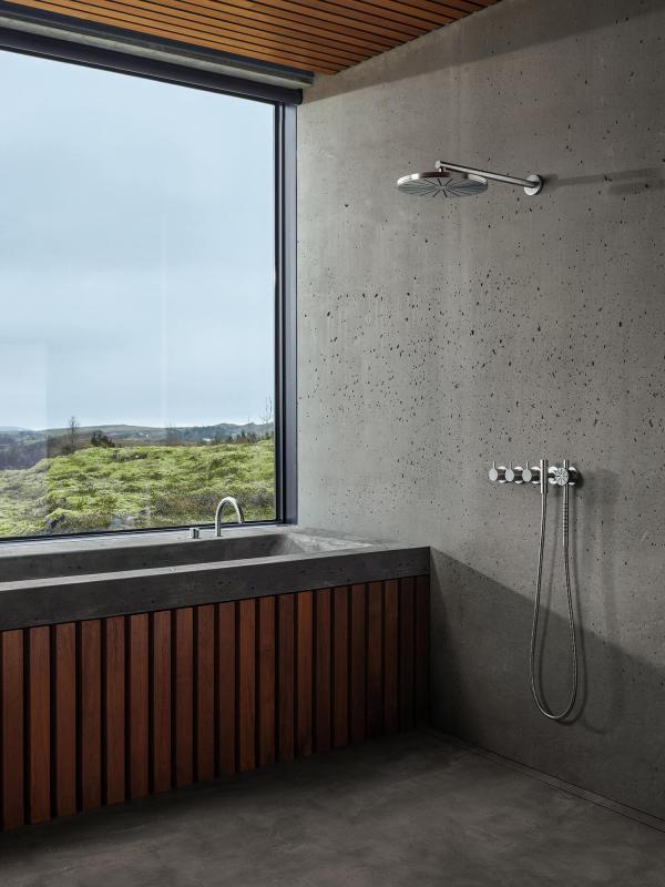 VOLA COMBI-25S Duschthermostat mit runder Regenbrause und Rundkopf-Handbrause in modernem Betonbad
