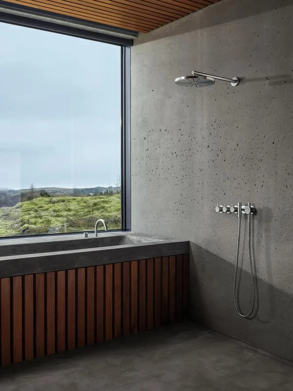 VOLA COMBI-25S Duschthermostat mit runder Regenbrause und Rundkopf-Handbrause in modernem Betonbad