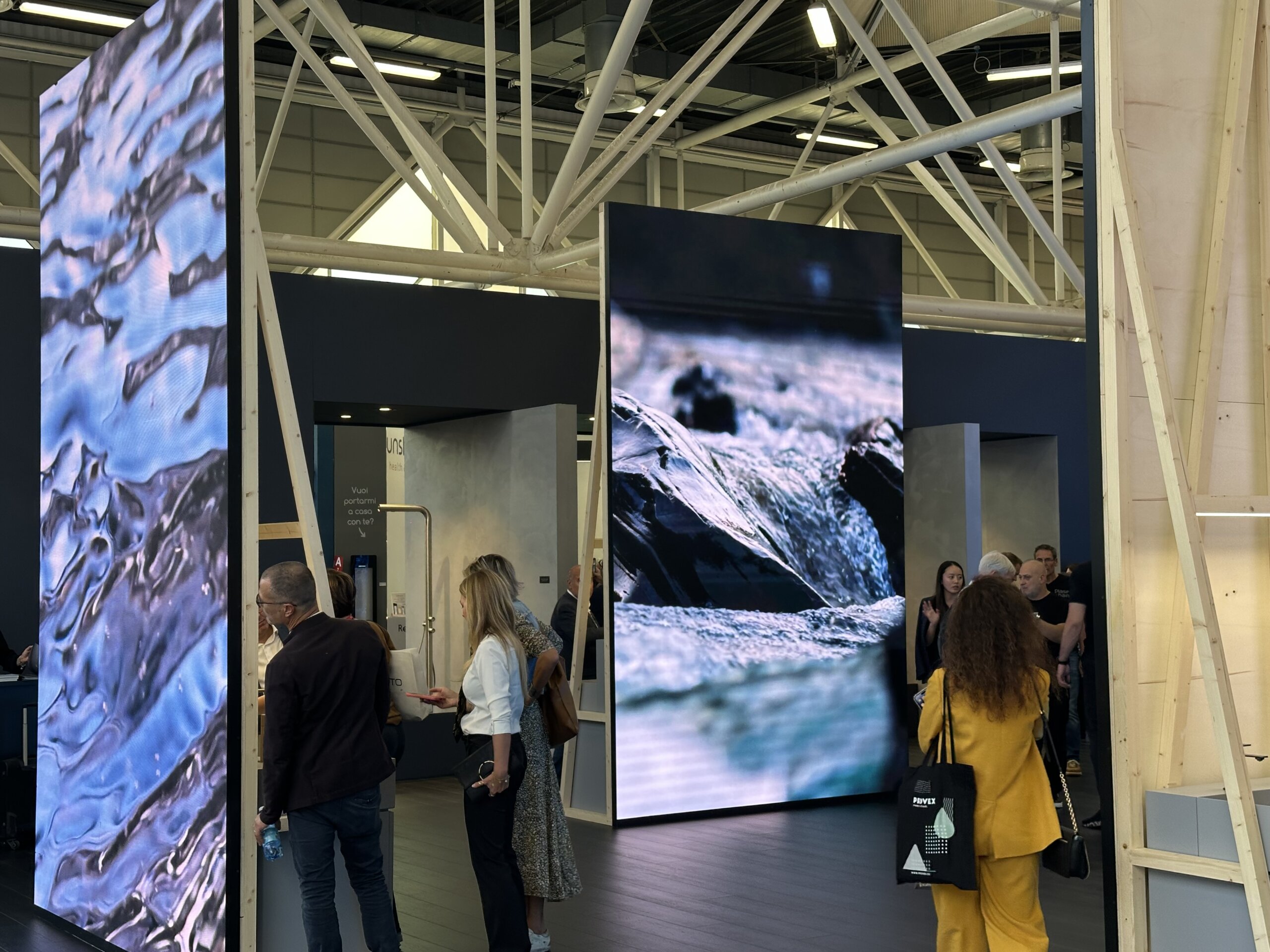 Digitale Installation auf der Cersaie 2025 mit großflächigen LED-Screens, die Wasser und Natur inszenieren – ein starkes Symbol für die Verbindung von Architektur, Wellness und Bad-Design.