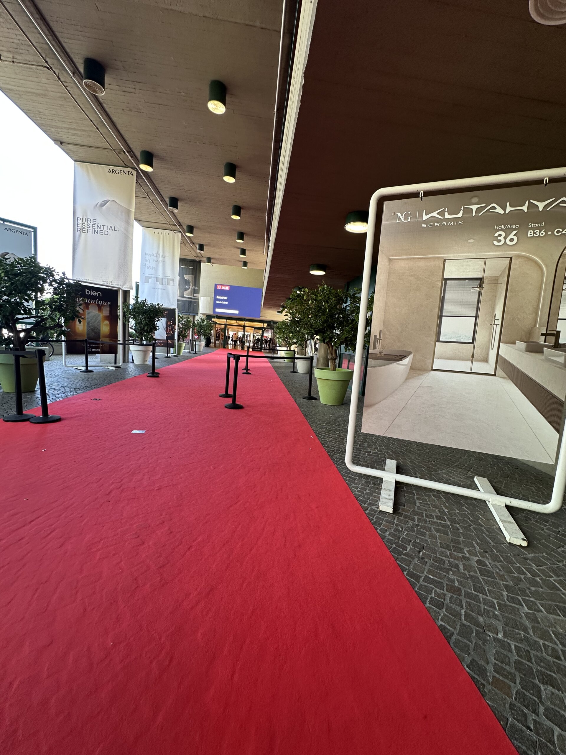 Cersaie 2025 Eröffnung in Bologna – roter Teppich am Eingang zur internationalen Keramik- und Baddesign-Messe