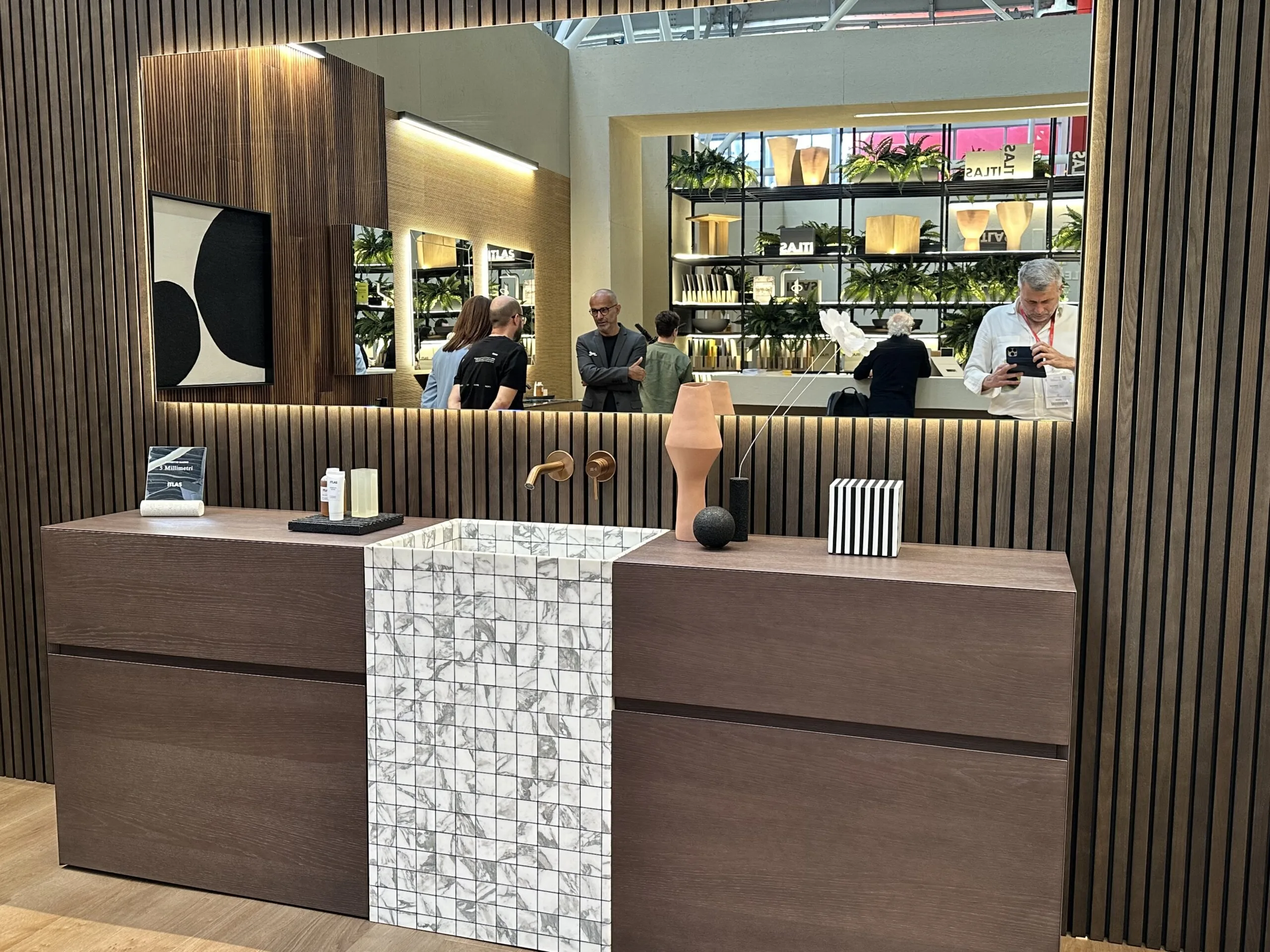 Moderner Holz-Waschtisch mit Marmor-Detail und Wandpaneelen – Design-Innovation auf der Cersaie 2025