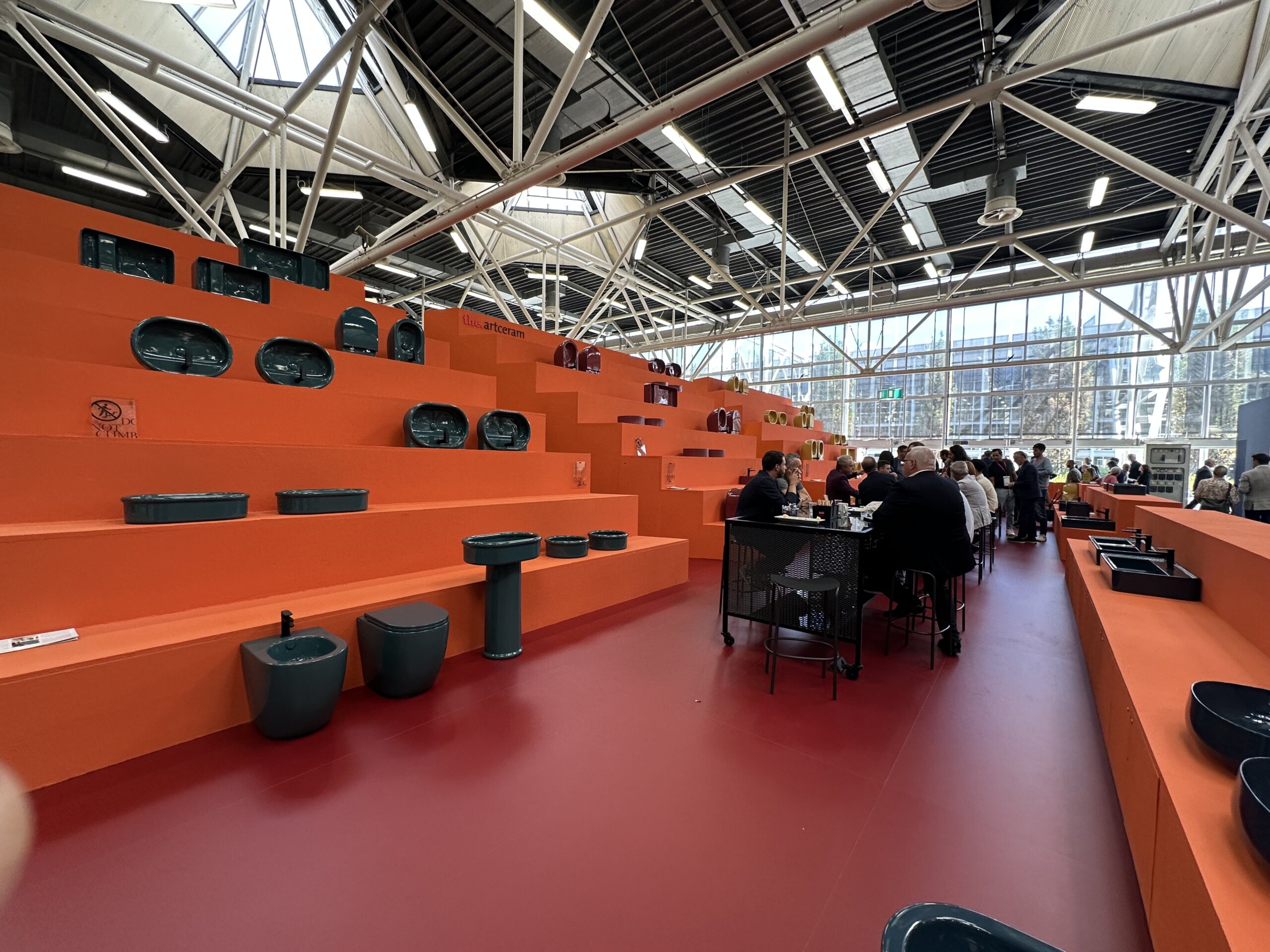 Installation auf der Cersaie 2025 mit orangefarbenen Stufen und Sanitärkeramik – ein Highlight für Badarchitektur und Interior Design Trends