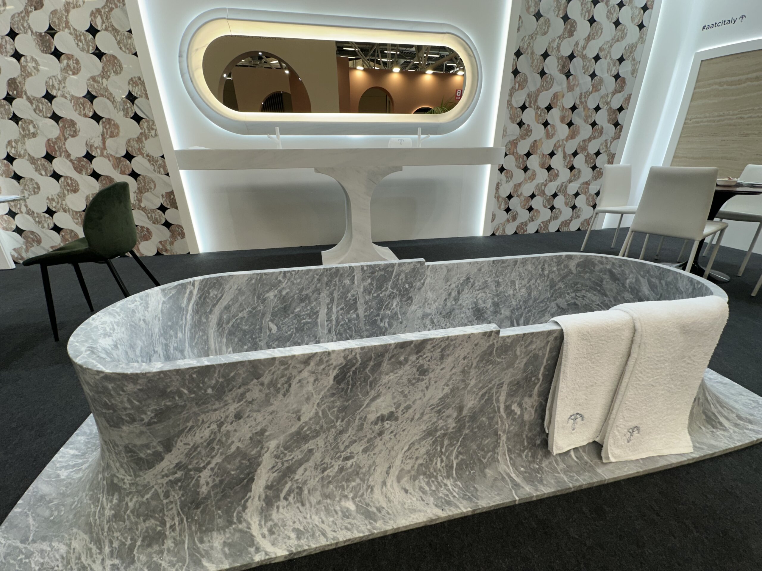 Freistehende Naturstein-Badewanne aus grauem Marmor – Luxusbad Trend auf der Cersaie 2025, fotografiert von Torsten Müller