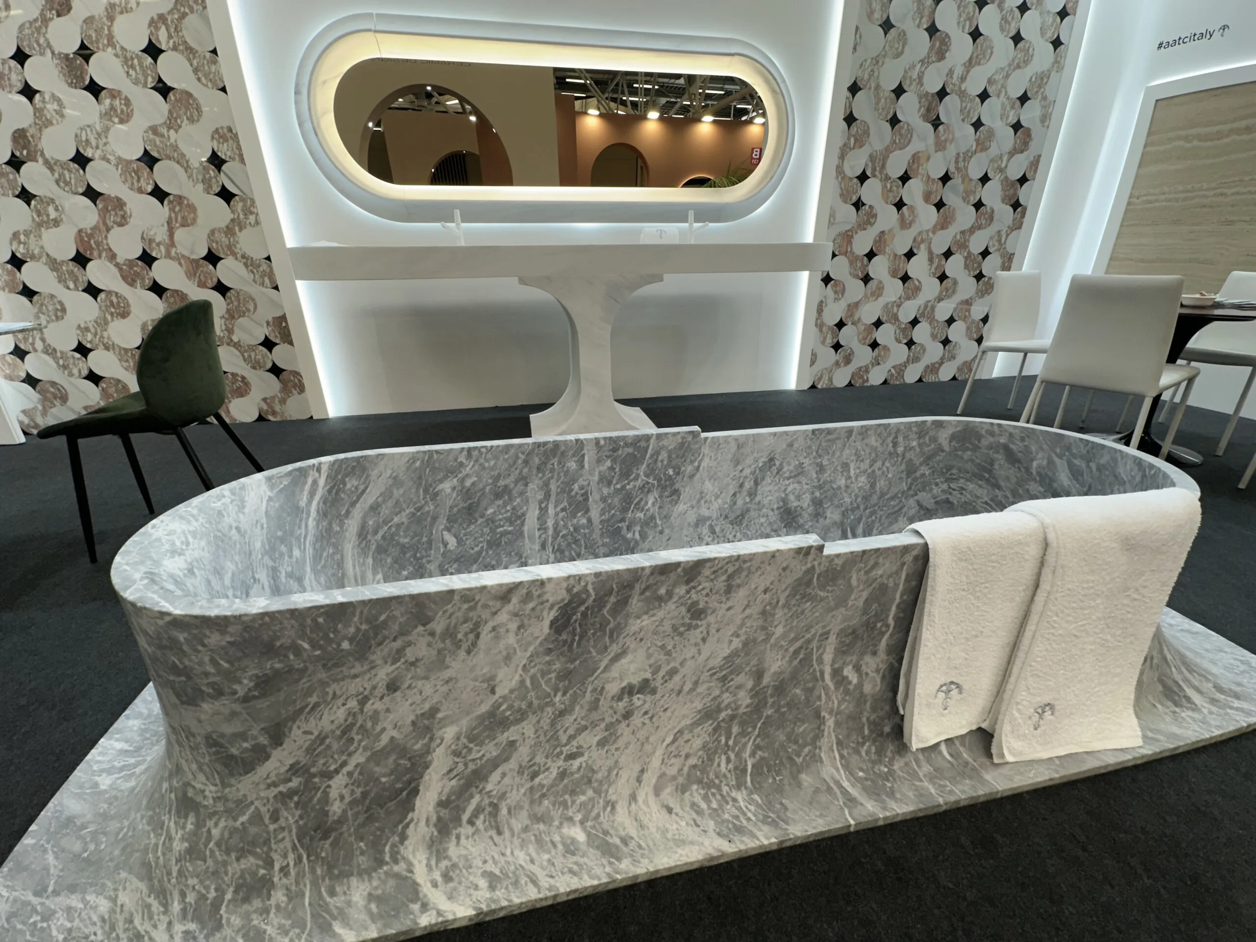Freistehende Naturstein-Badewanne aus grauem Marmor – Luxusbad Trend auf der Cersaie 2025, fotografiert von Torsten Müller