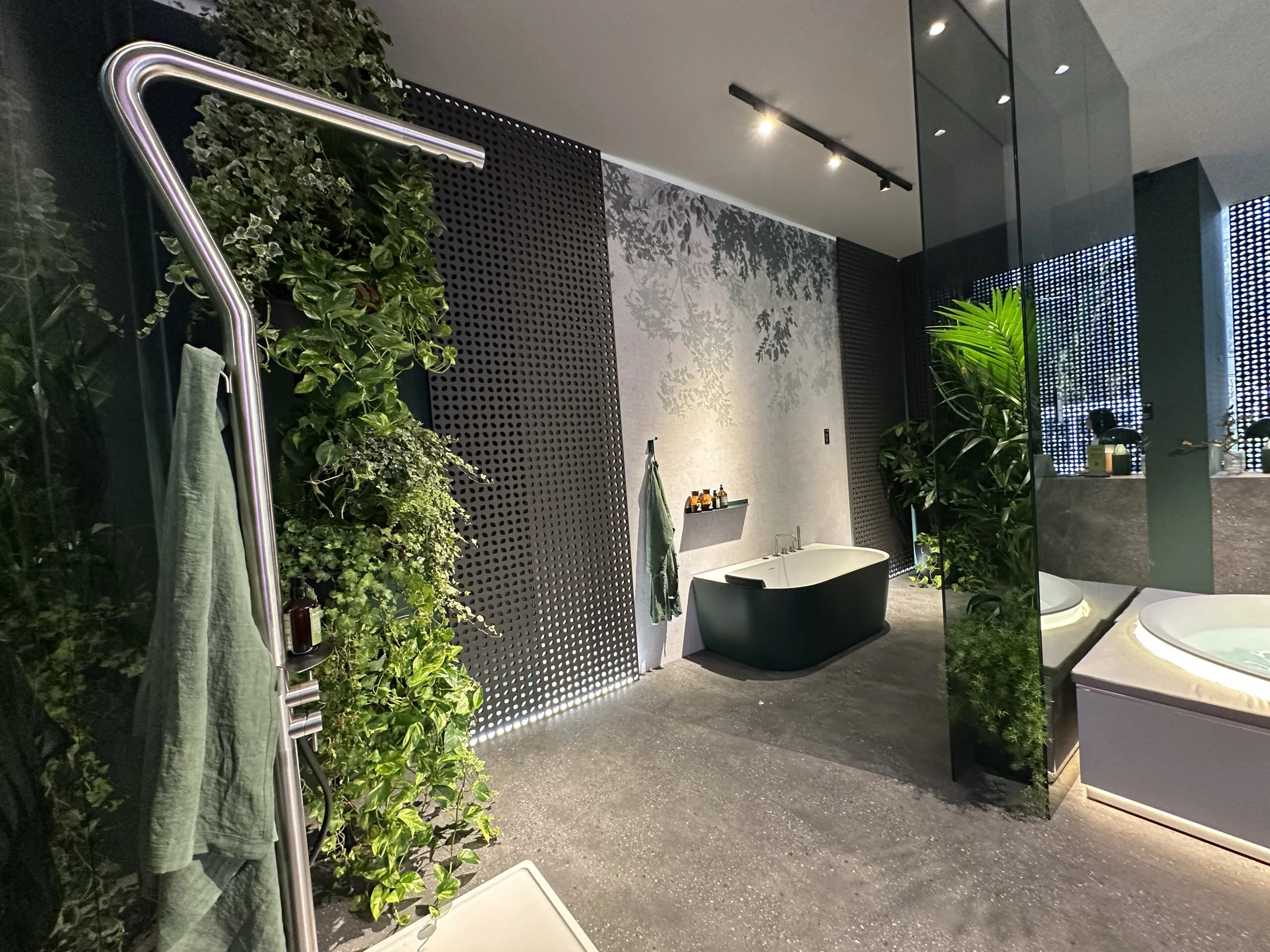 Luxus-Spa-Badezimmer mit freistehender Badewanne, vertikaler Pflanzenwand und modernem Lichtdesign auf der Cersaie 2025.