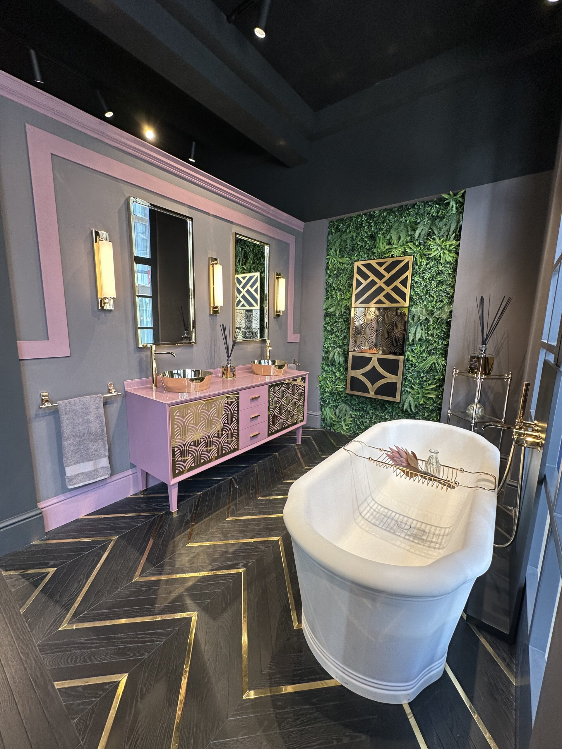Luxusbad mit rosa Waschtisch, goldenen Details und moderner Badewanne auf der Cersaie 2025