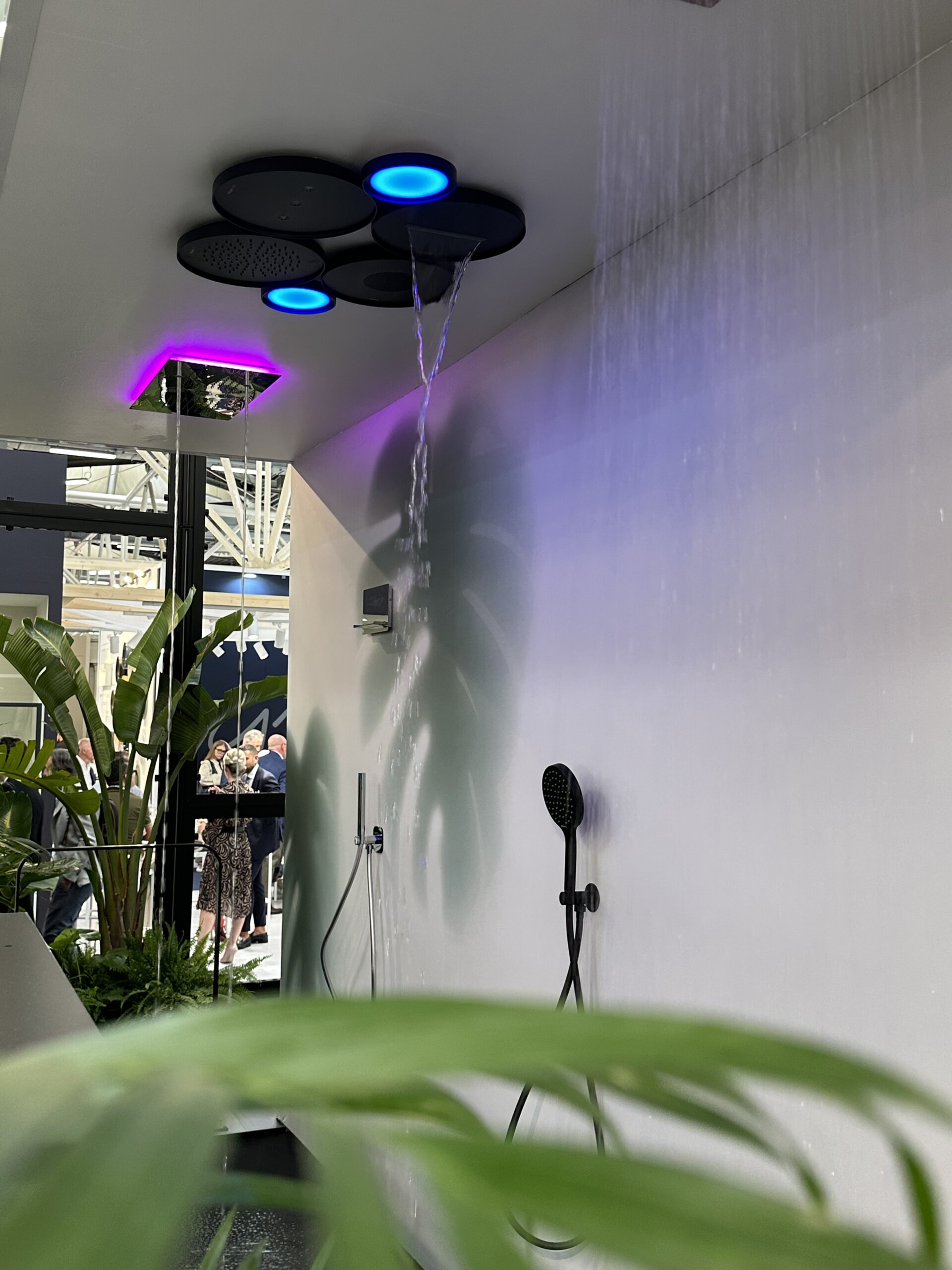 Luxusdusche mit LED-Licht, Wasserinszenierung und multisensorischem Spa-Design – Trend auf der Cersaie 2025.