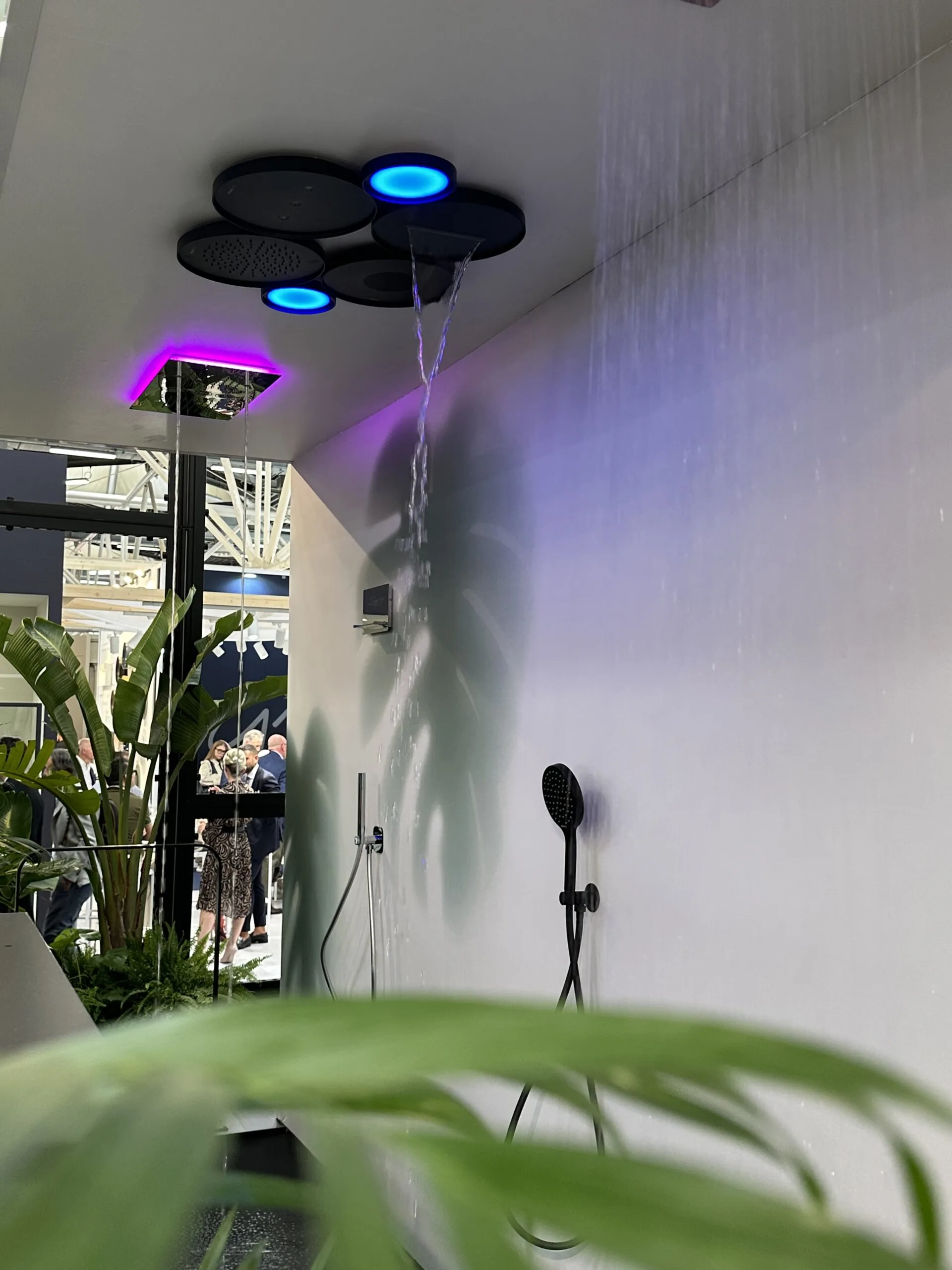 Luxusdusche mit LED-Licht, Wasserinszenierung und multisensorischem Spa-Design – Trend auf der Cersaie 2025.