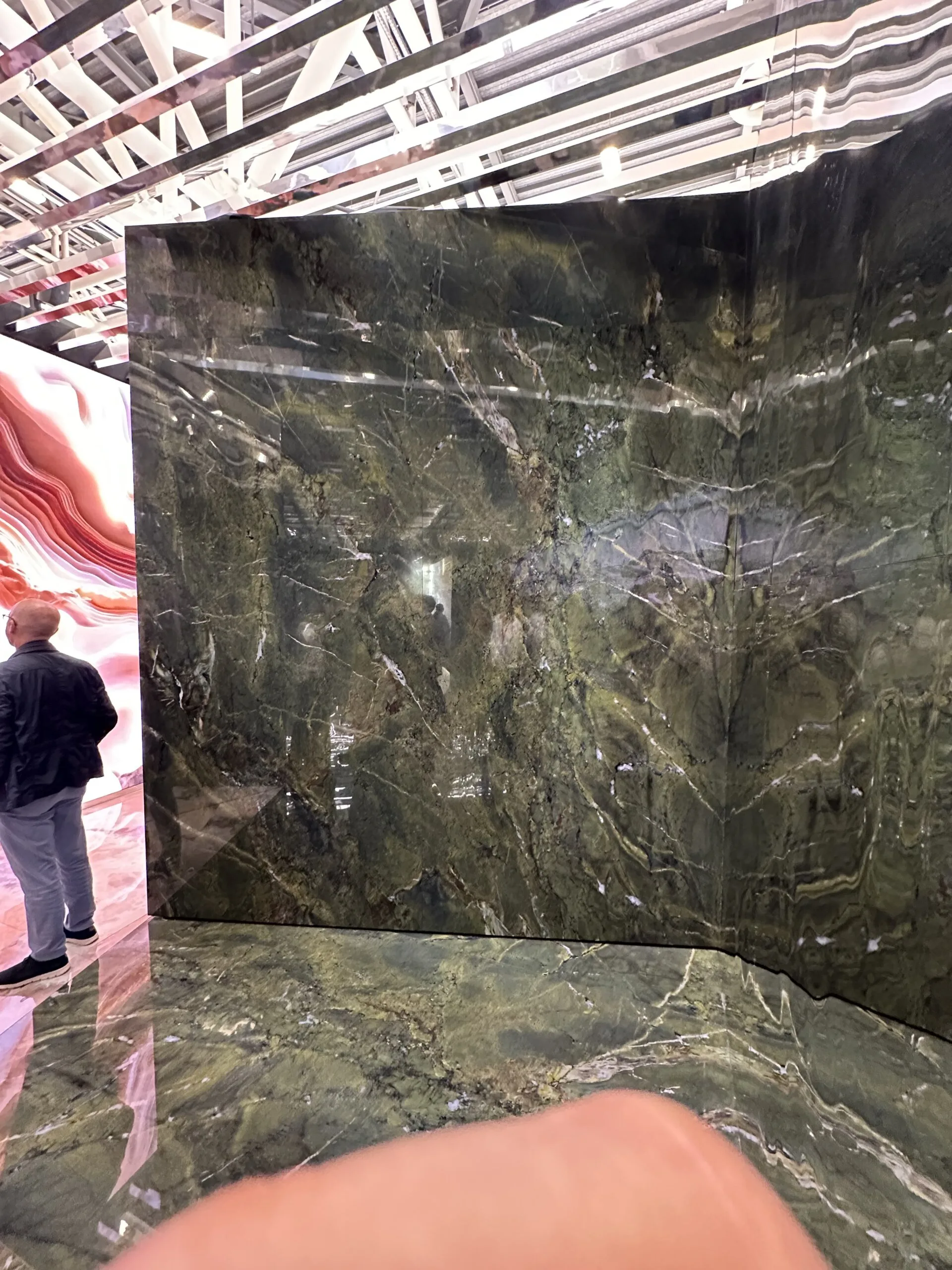 Grüner Naturstein auf der Cersaie 2025 in Bologna – exklusives Material für Luxusbad und Private Spa