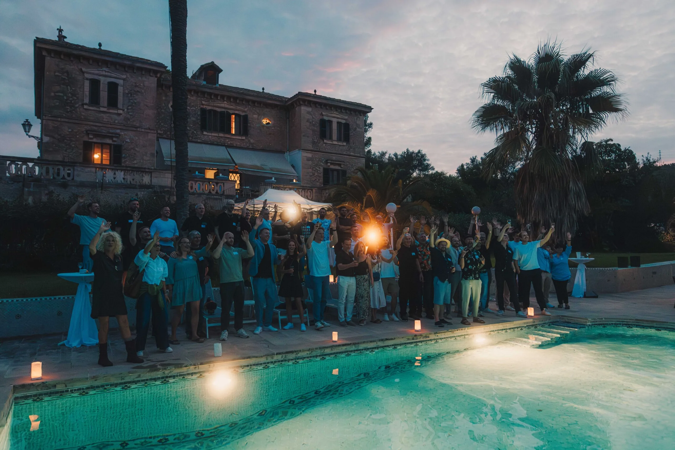 Abendstimmung auf der baqua Convention 2025 in Mallorca – Pool, Architektur und Atmosphäre im Einklang.