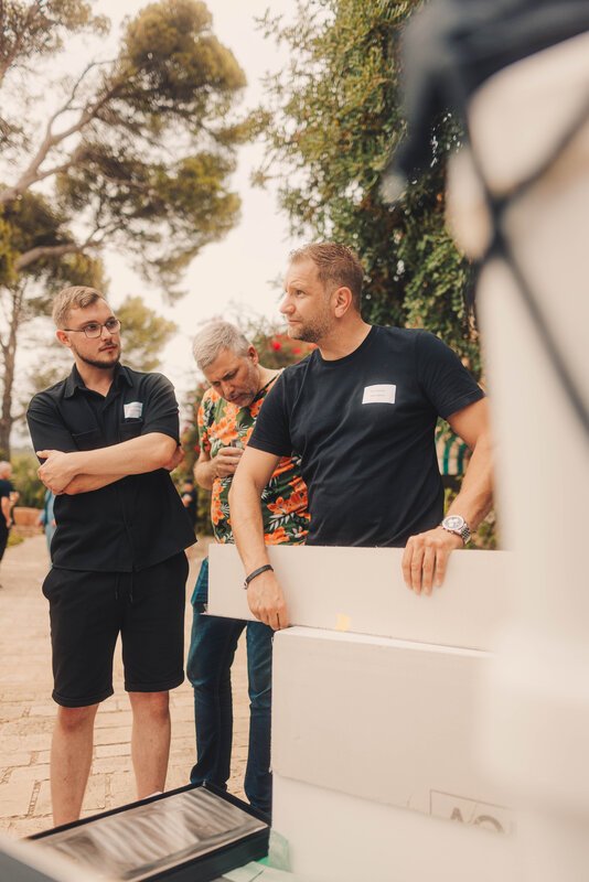 Intensive Diskussion zwischen führenden Köpfen der Bad- und Spa-Branche auf der baqua Convention Mallorca 2025.
