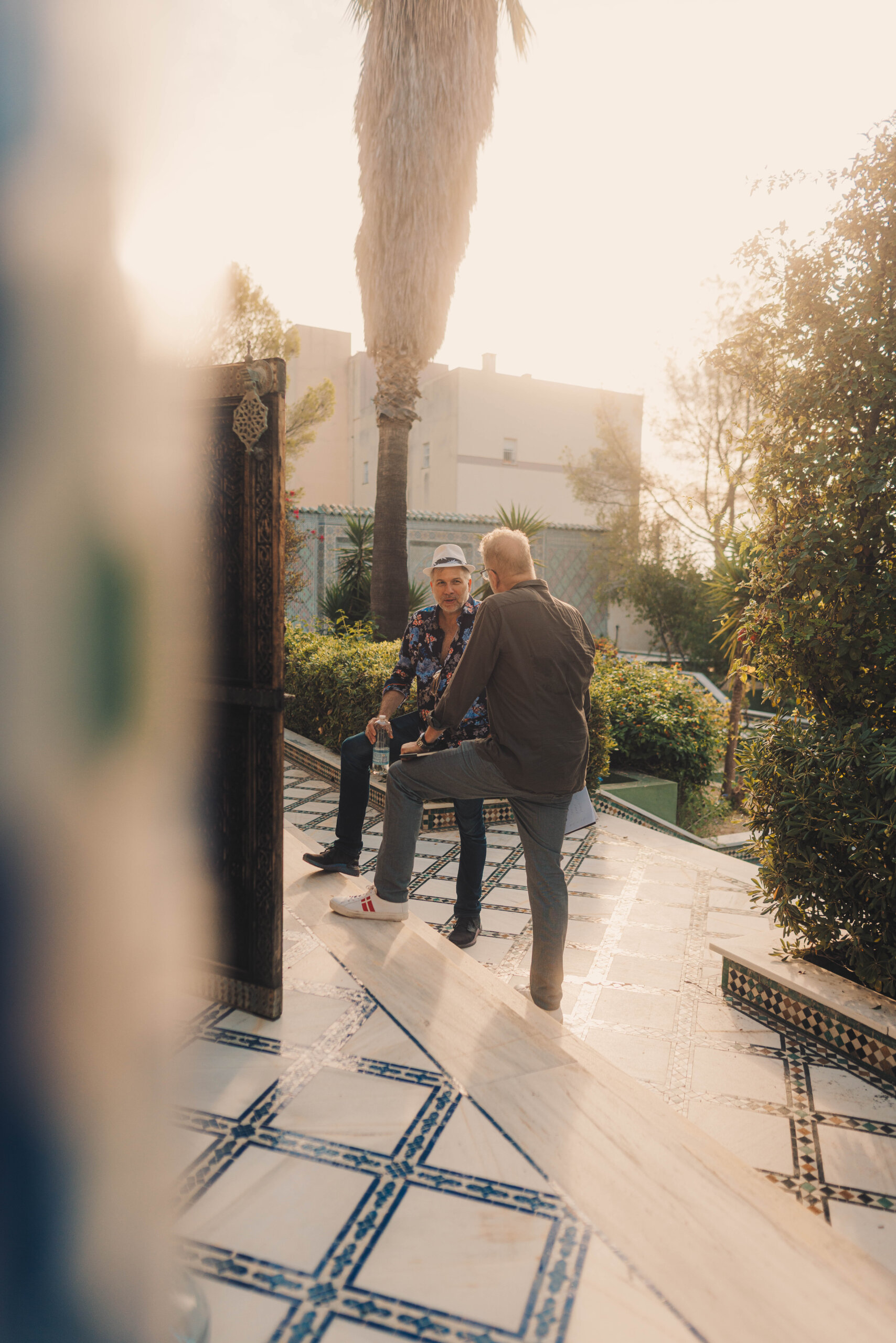 Torsten Müller im Gespräch mit Teilnehmenden während der baqua Convention 2025 auf Mallorca – Austausch über Design, Haltung und Zukunft der Spa-Architektur.