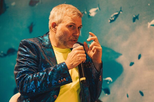 Torsten Müller moderiert die Diskussion auf der Bühne der baqua Convention 2025 in Palma – Fokus auf Verantwortung im Design.