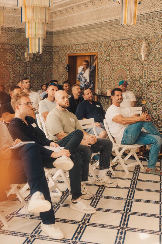 Auditorium der baqua Convention 2025 in Palma de Mallorca – volle Aufmerksamkeit während der Keynote von Torsten Müller über Haltung und Designkultur.