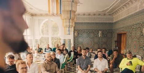 Auditorium der baqua Convention 2025 in Mallorca – Fokus auf Austausch statt Produktshow.