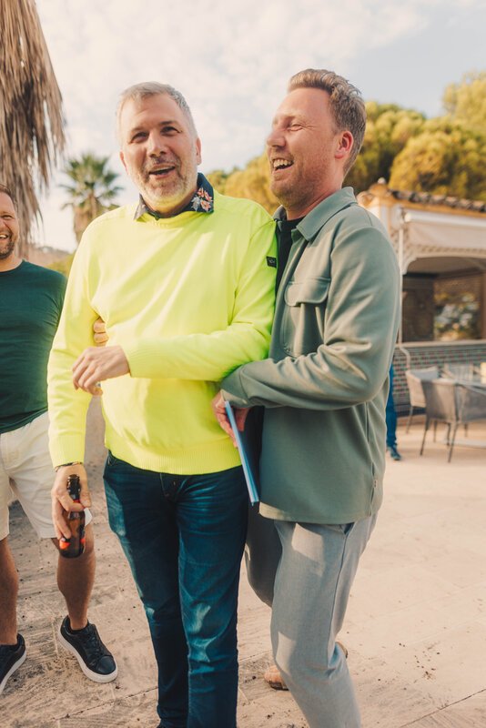 Torsten Müller im Gespräch mit Jürgen Beßler, dem Initiator der baqua Convention 2025 auf Mallorca – authentische Begegnung im Außenbereich der Finca, geprägt von Haltung, Mut und Vision.