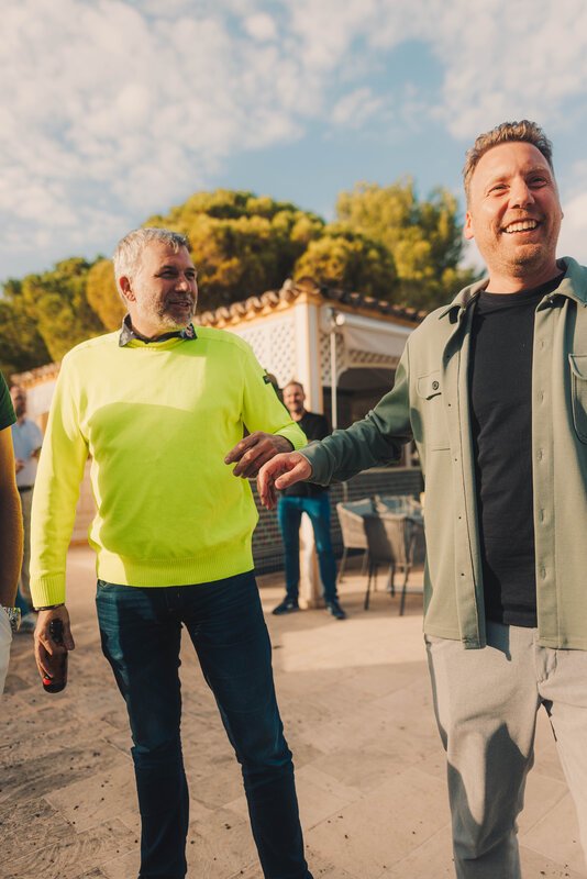 Torsten Müller im Gespräch mit Jürgen Bessler, CEO von baqua, während der baqua Convention 2025 auf Mallorca – inspirierender Austausch unter Branchenführern.