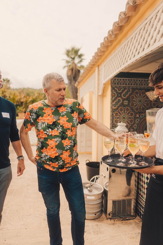 Torsten Müller im Außenbereich der baqua Convention 2025 auf Mallorca – gelebte Gastgeberkultur und Begegnung auf Augenhöhe.