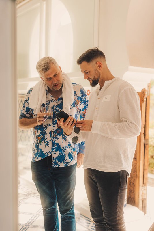 Torsten Müller im Gespräch mit Lars vom Podcast Chefgeflüster während der baqua Convention 2025 auf Mallorca – Briefing und Austausch über Haltung, Marke und Kommunikation.