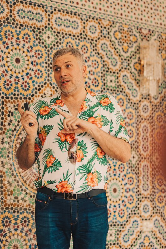 Torsten Müller während seiner Keynote „Architektur als Systemeingriff“ auf der baqua Convention 2025 in Palma de Mallorca – Fokus auf Haltung, Verantwortung und Vision im Design.