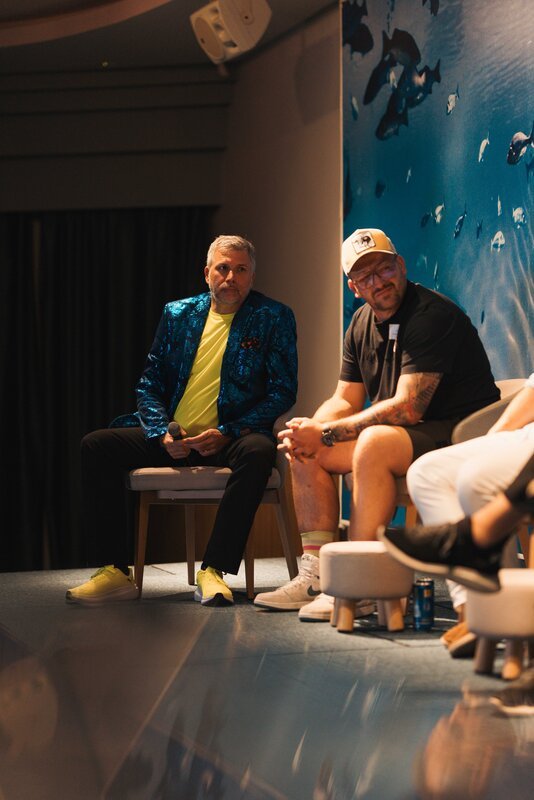 Torsten Müller leitet die Podiumsdiskussion auf der baqua Convention 2025 im Aquarium von Palma – lebhafter Austausch über Zukunftsthemen der Bad- und Spa-Architektur.