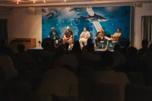 Torsten Müller während seiner Keynote auf der baqua Convention 2025 im Aquarium von Palma – Vortrag ‚Architektur als Systemeingriff‘ vor Fachpublikum.