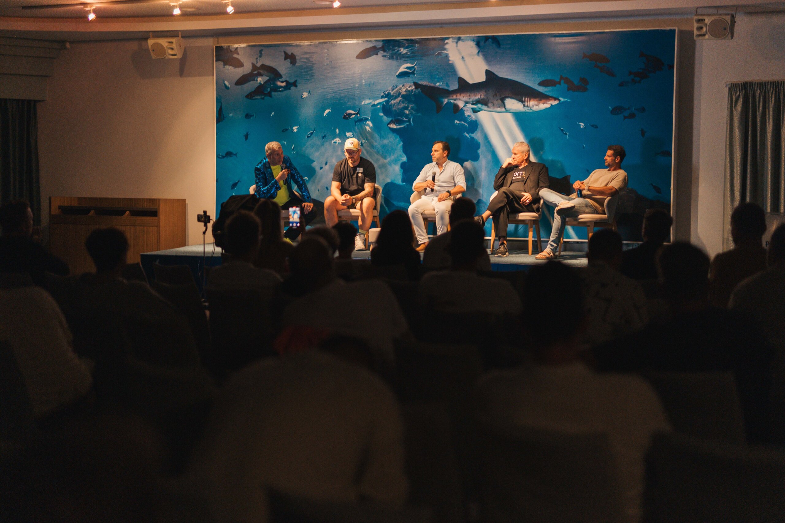 Torsten Müller während seiner Keynote auf der baqua Convention 2025 im Aquarium von Palma – Vortrag ‚Architektur als Systemeingriff‘ vor Fachpublikum.