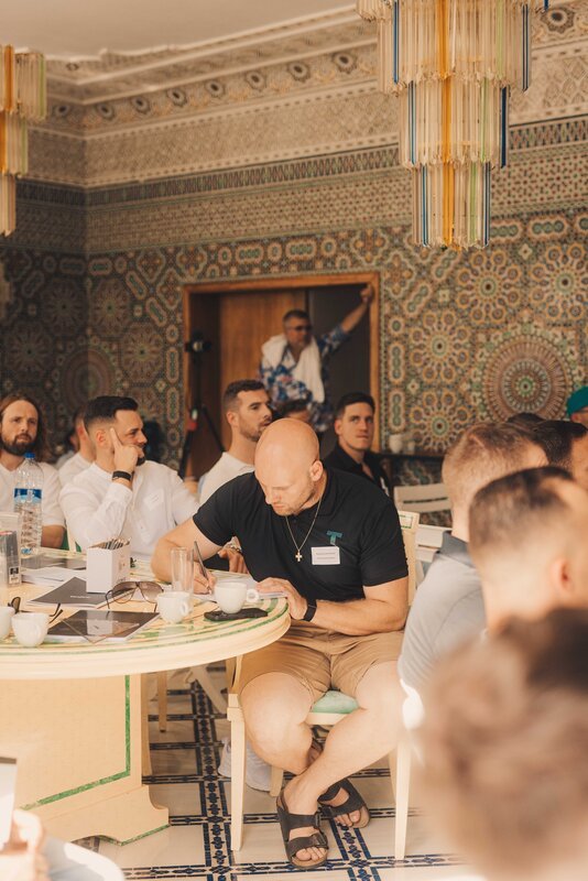 Teilnehmende des Workshops auf der baqua Convention 2025 in Palma de Mallorca – konzentrierter Austausch über Designtrends, Haltung und Zukunft der Branche.