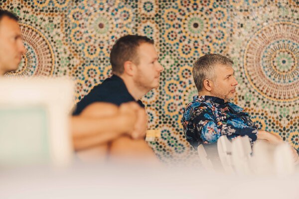 Teilnehmer hört im Mosaiksaal der baqua Convention 2025 aufmerksam zu – ein Moment der Reflexion über Haltung, Design und Zukunft der Branche.