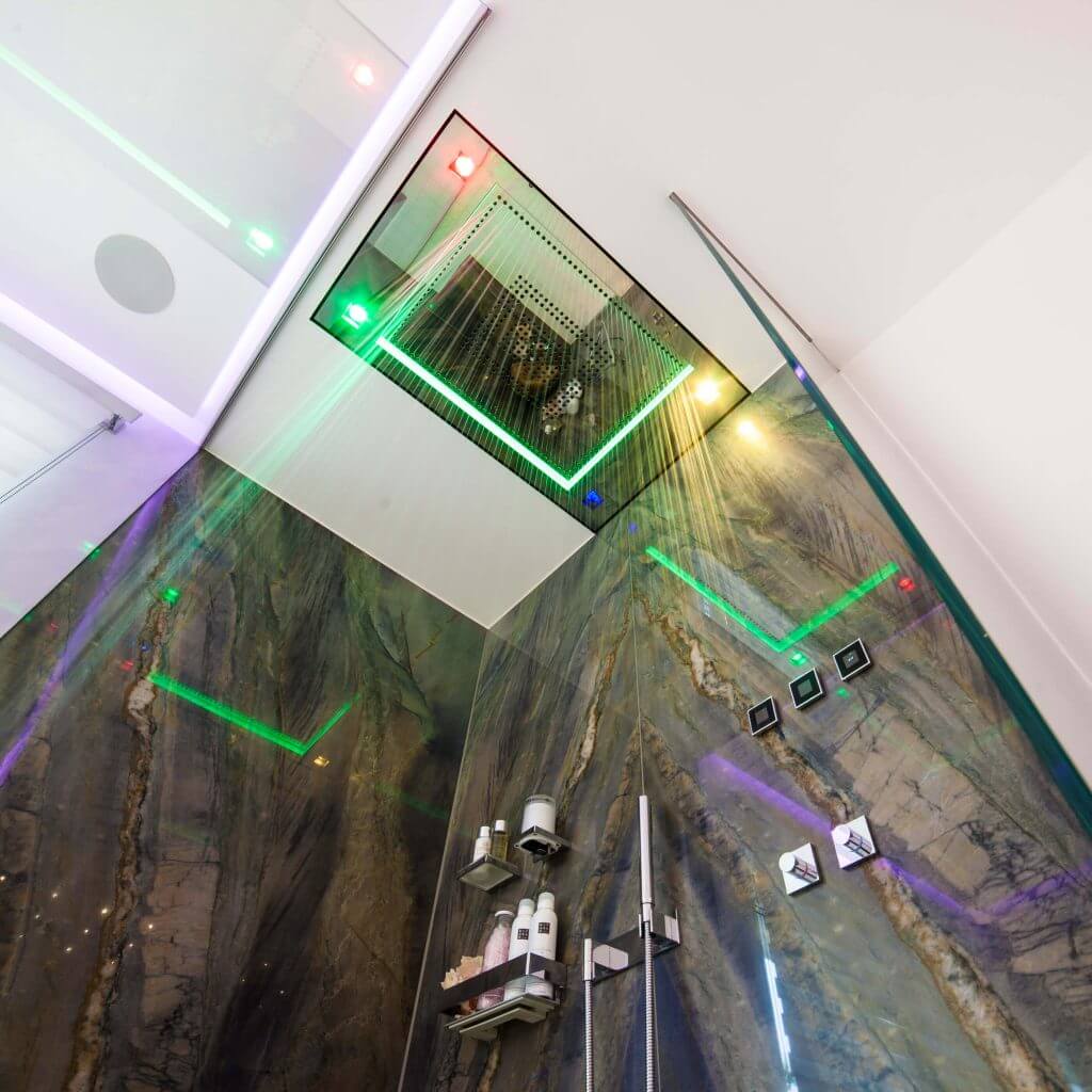 Luxusbad mit integrierter Naturstein-Dusche und LED-unterstützter Deckenintegration im Premiumsegment