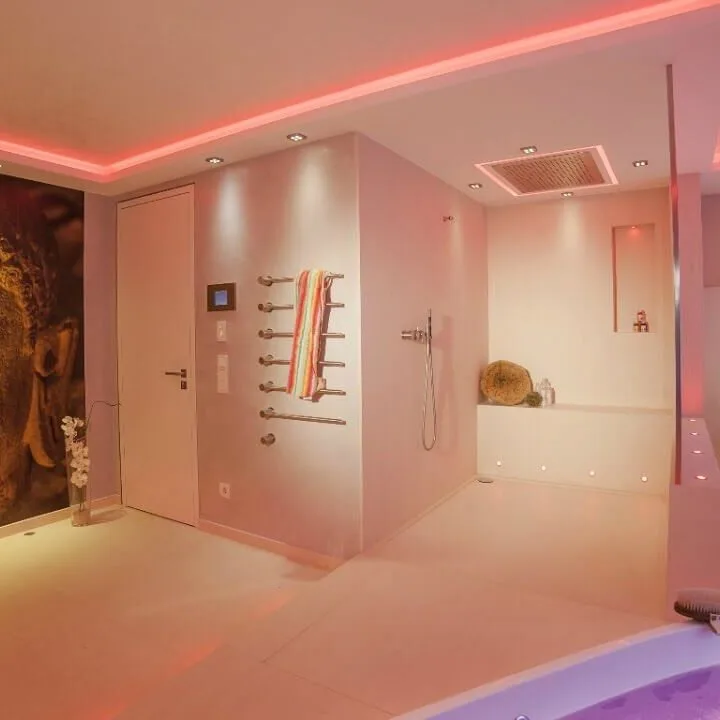 Lichtplanung im Badezimmer mit indirekter Beleuchtung für eine Erlebnisdusche