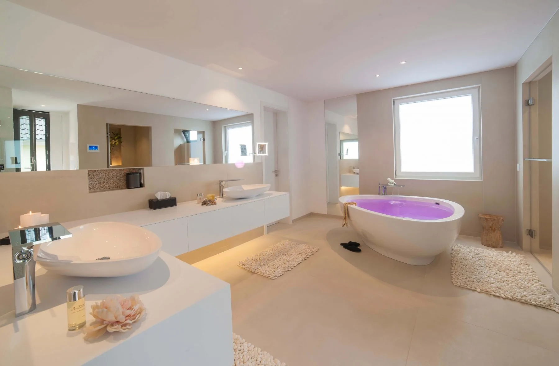 Architektonisch geplantes Luxusbad mit freistehender Badewanne und ruhiger Wellness-Atmosphäre im Premiumsegment