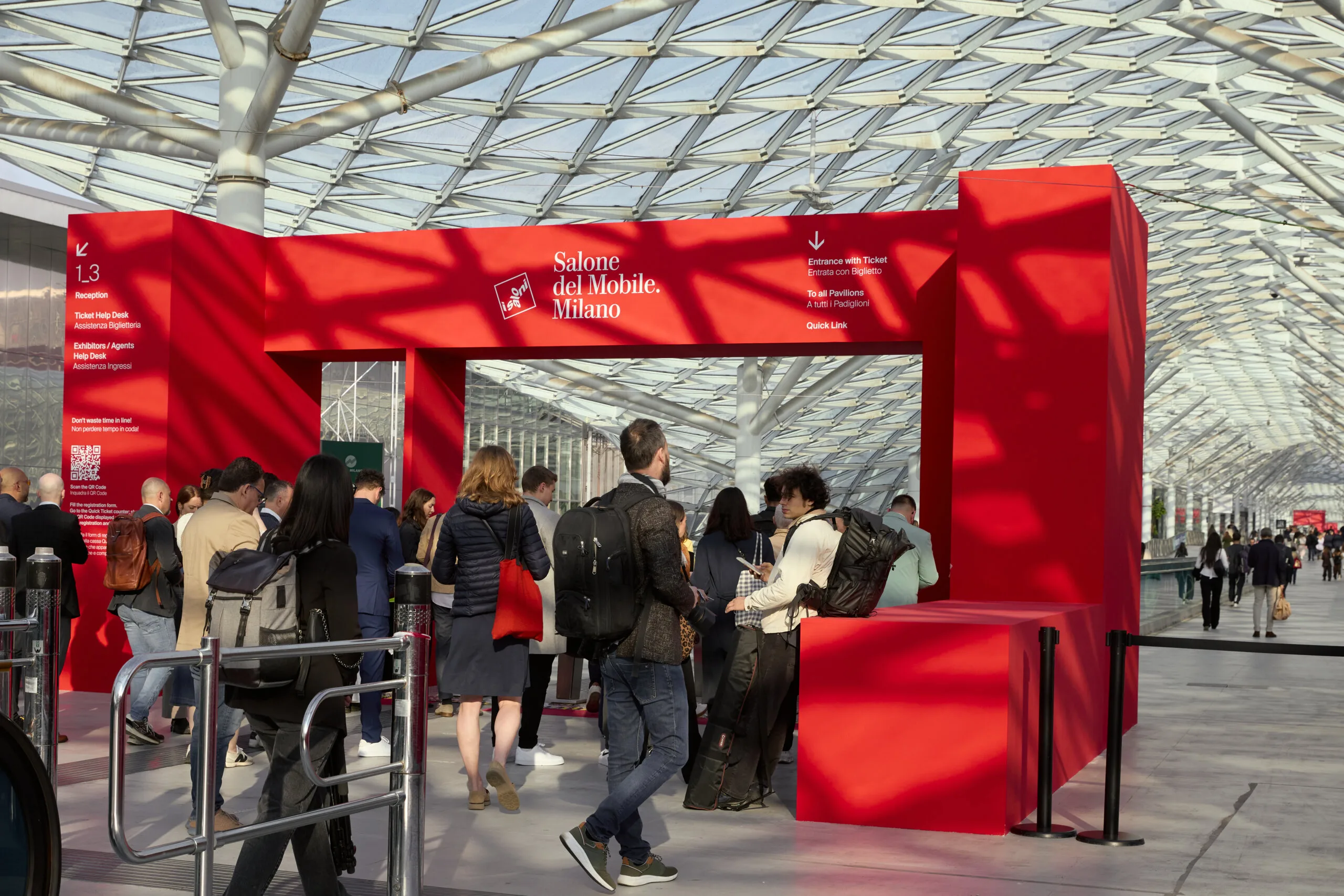 Besucher am Eingang des Salone del Mobile 2026 in Mailand während der Milan Design Week