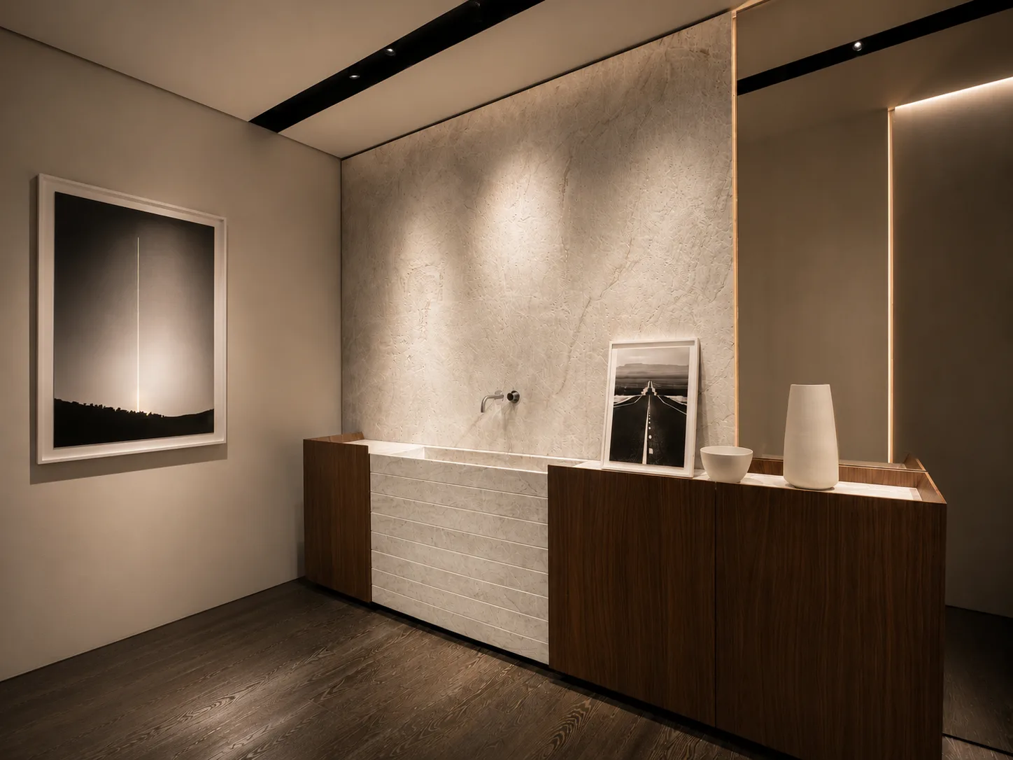 Modernes minimalistisches Luxusbad mit Natursteinwand, indirekter Lichtführung, dunklem Holzboden und ruhiger Spa-Atmosphäre auf dem Salone del Mobile 2026