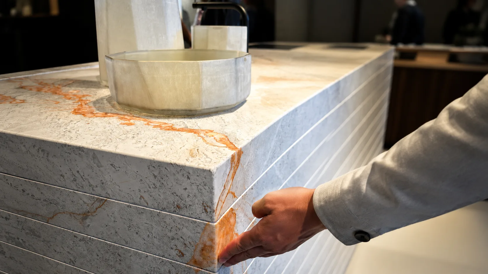 Detailaufnahme eines hochwertigen Naturstein-Waschtisches mit markanter Maserung und präziser Verarbeitung während des Salone del Mobile 2026 in Mailand