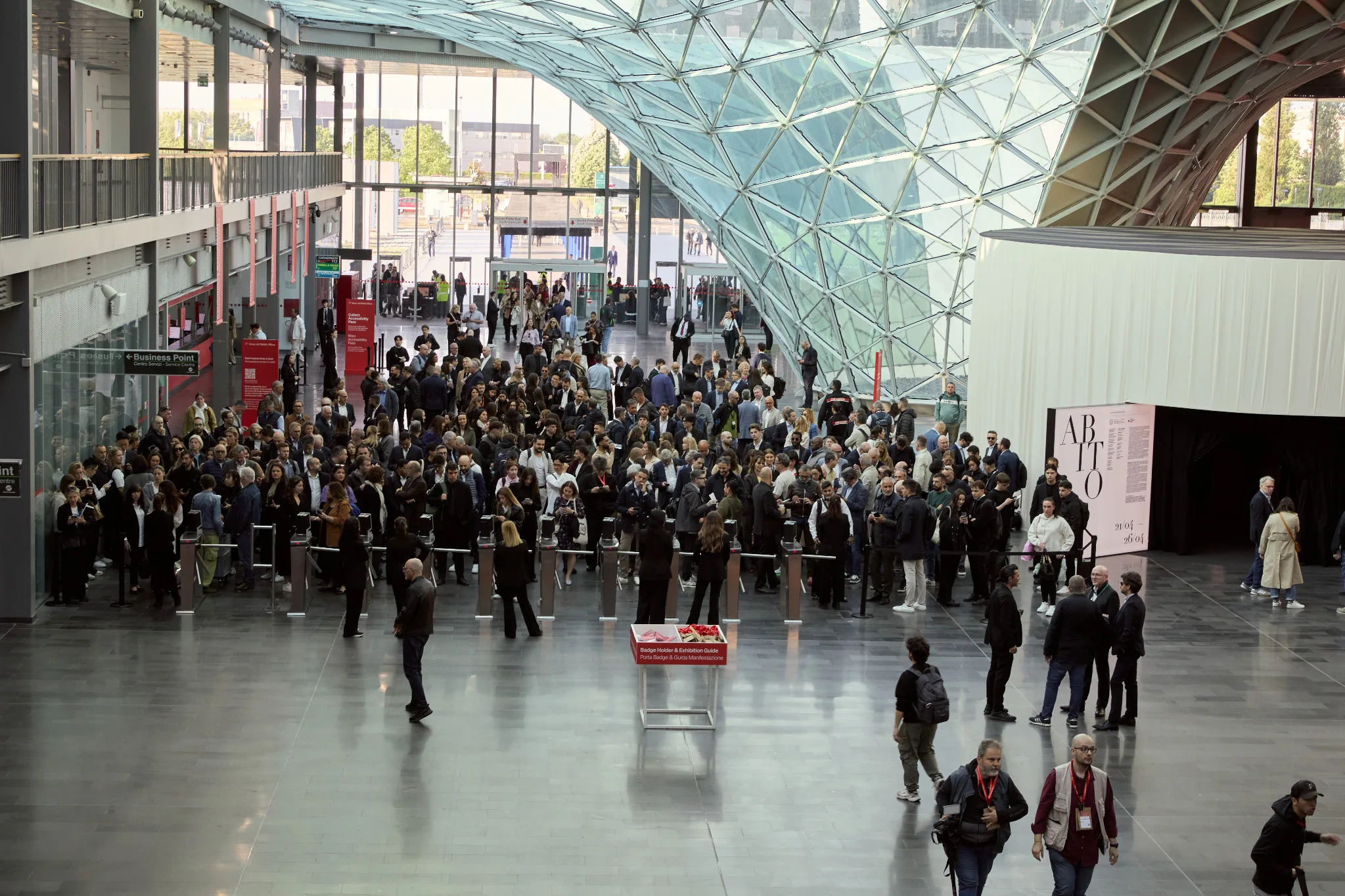 Besucherandrang im Eingangsbereich des Salone del Mobile 2026 in Mailand mit moderner Glasarchitektur und internationalem Publikum