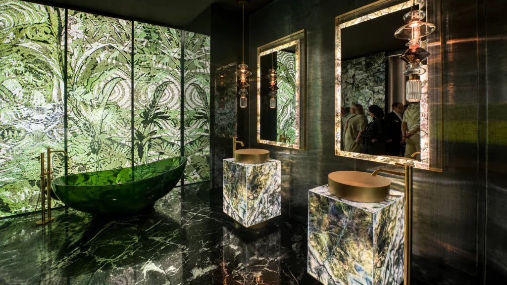 Hinterleuchtete Glasinstallation von SICIS auf dem Salone del Mobile 2026 in Mailand mit luxuriöser Badarchitektur, Naturstein und atmosphärischem Lichtdesign