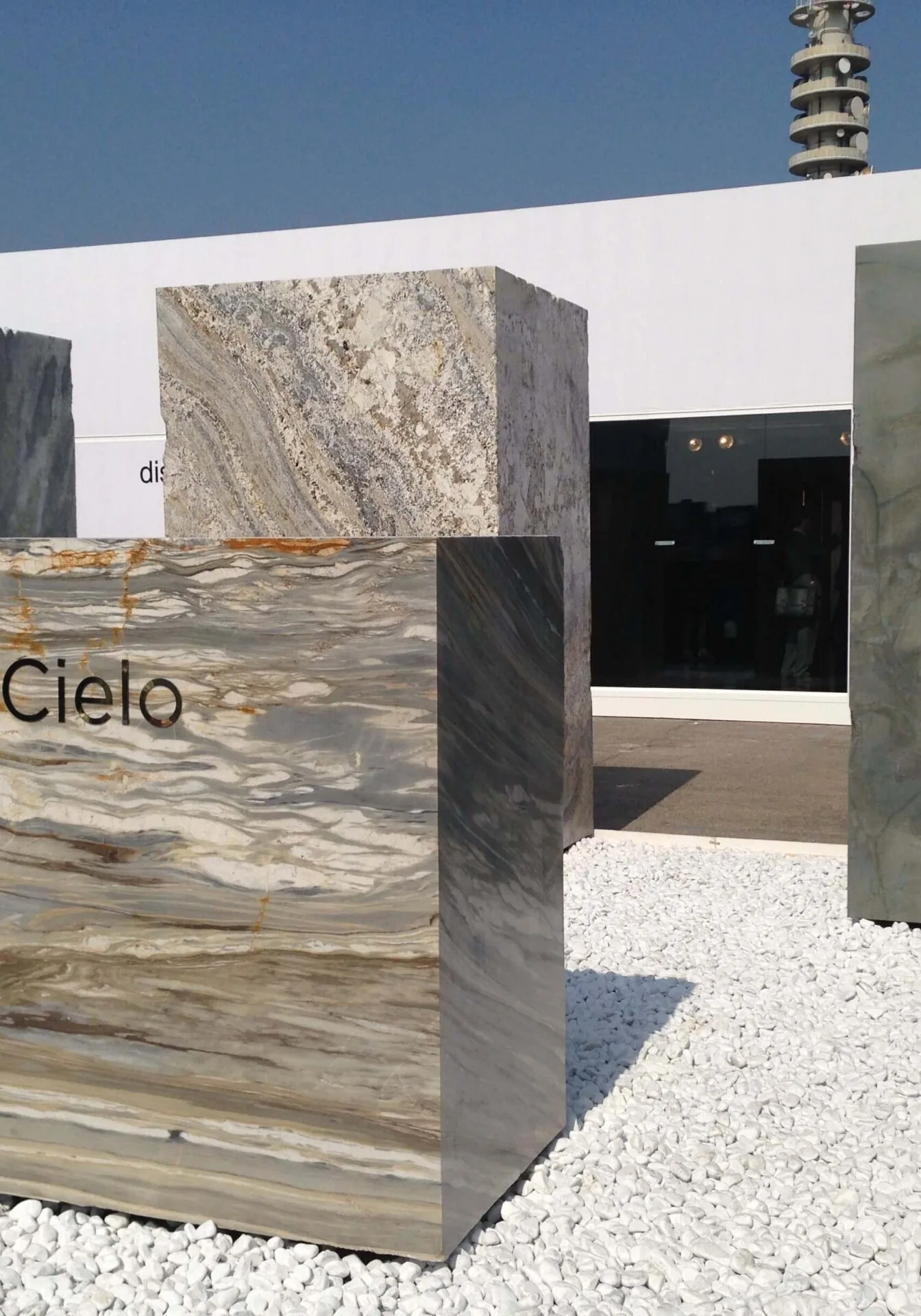 Großformatiger Naturstein von Antolini auf der Marmomac in Verona – Inspiration für hochwertige Luxusbad Planung, Private Spa Architektur und exklusive Badgestaltung im Premiumsegment.