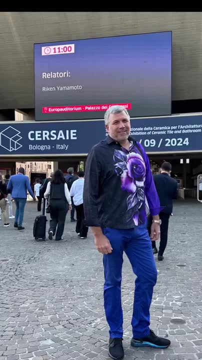 Torsten Müller auf der Cersaie in Bologna bei der Analyse von Badarchitektur und Materialtrends