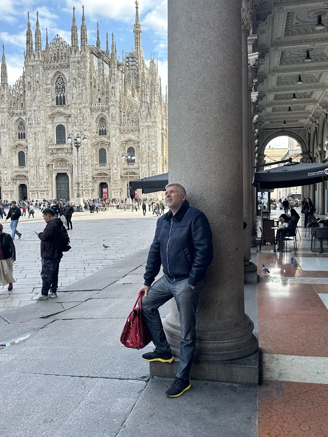 Torsten Müller vor dem Mailänder Dom während seiner Designreise zum Salone del Mobile. Inspiration für exklusive Badarchitektur, Interior Design und Private Spa Planung.