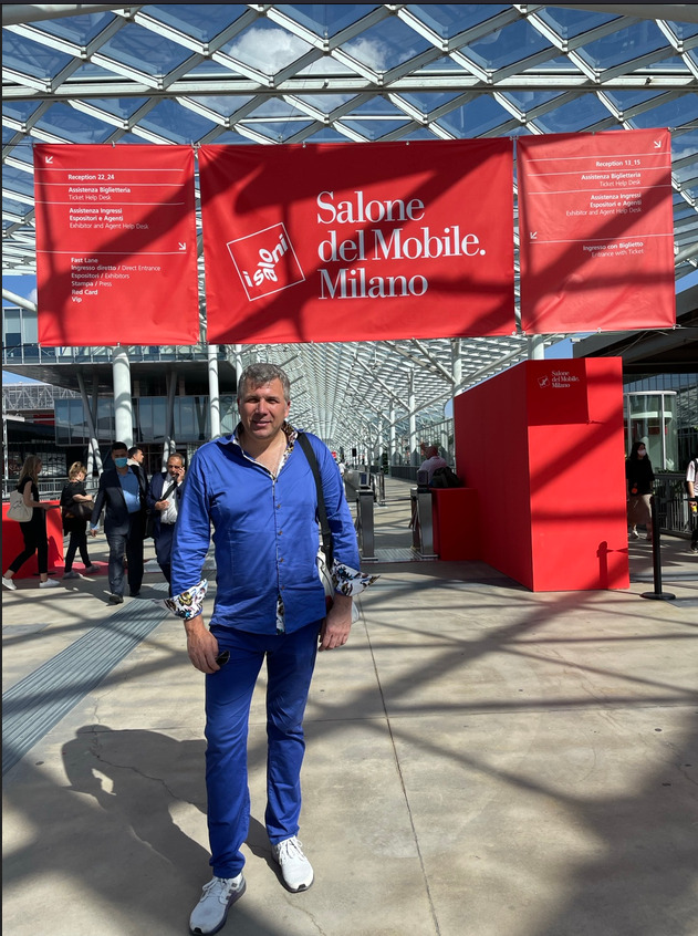 Torsten Müller auf dem Salone del Mobile in Mailand bei der Analyse von Designtrends und Badplanung