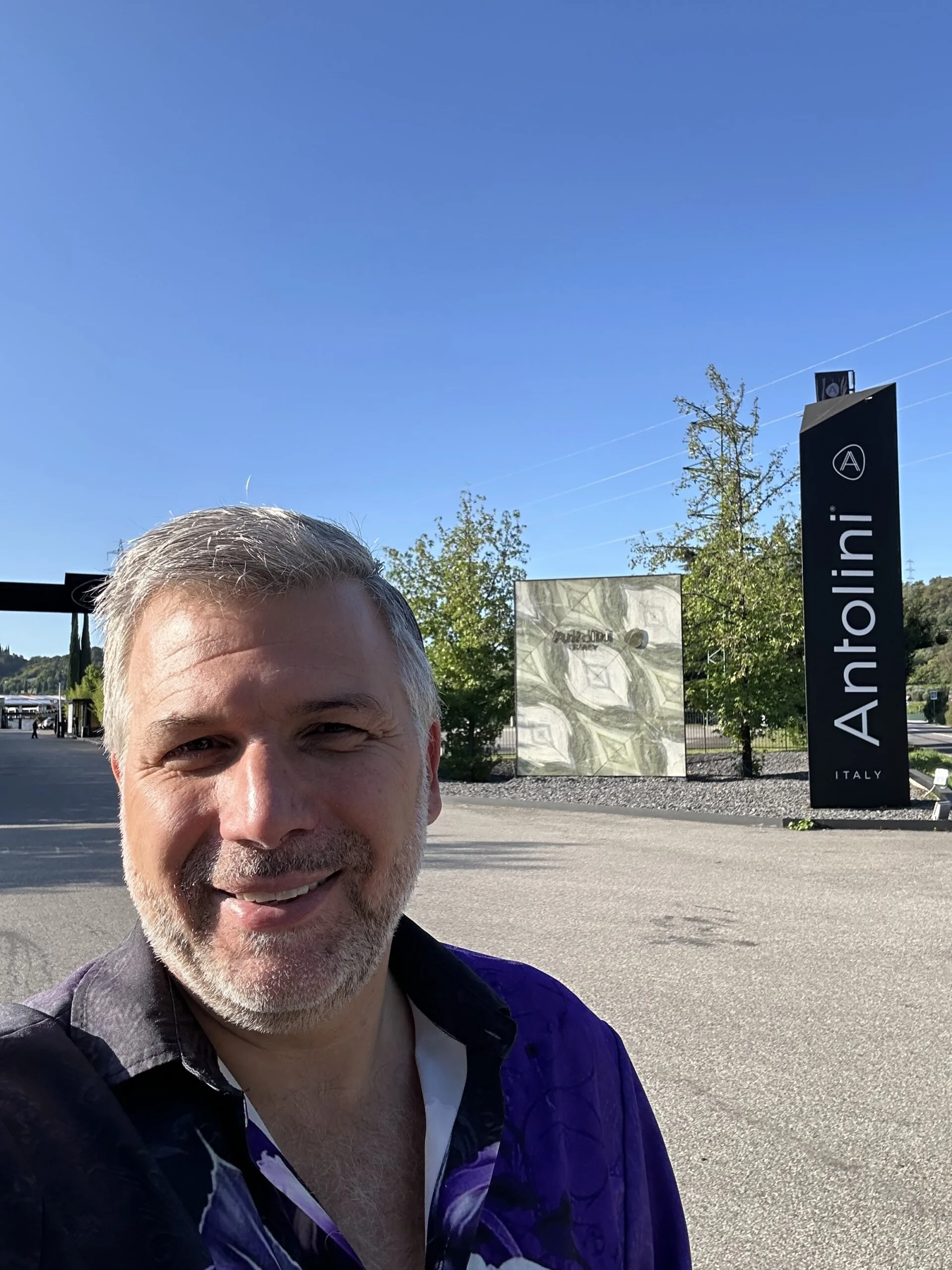 Torsten Müller bei Antolini in Verona zur Auswahl von Naturstein für hochwertige Badprojekte