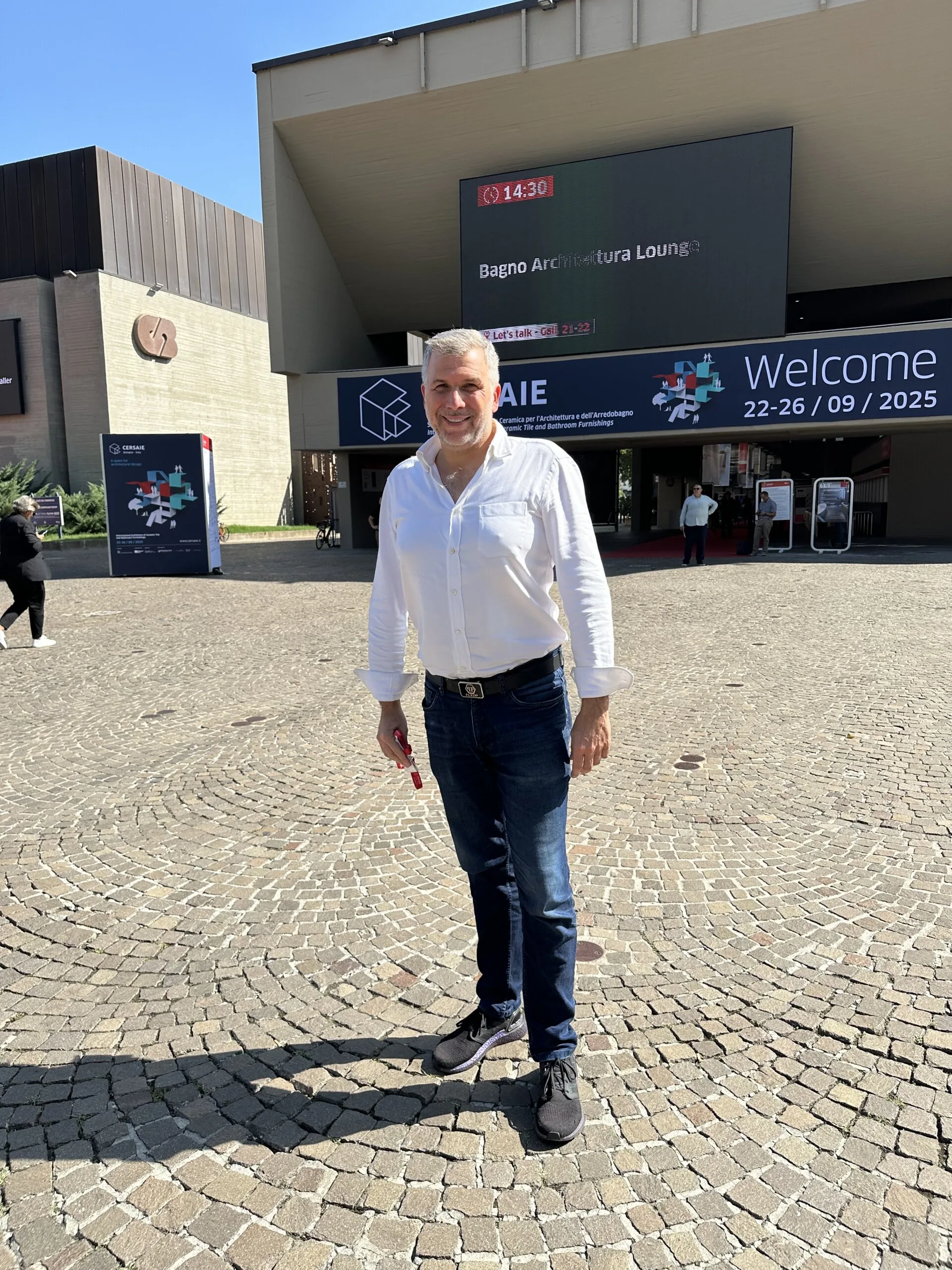 Torsten Müller auf der Cersaie 2025 in Bologna bei der Recherche zu Badarchitektur und Keramik
