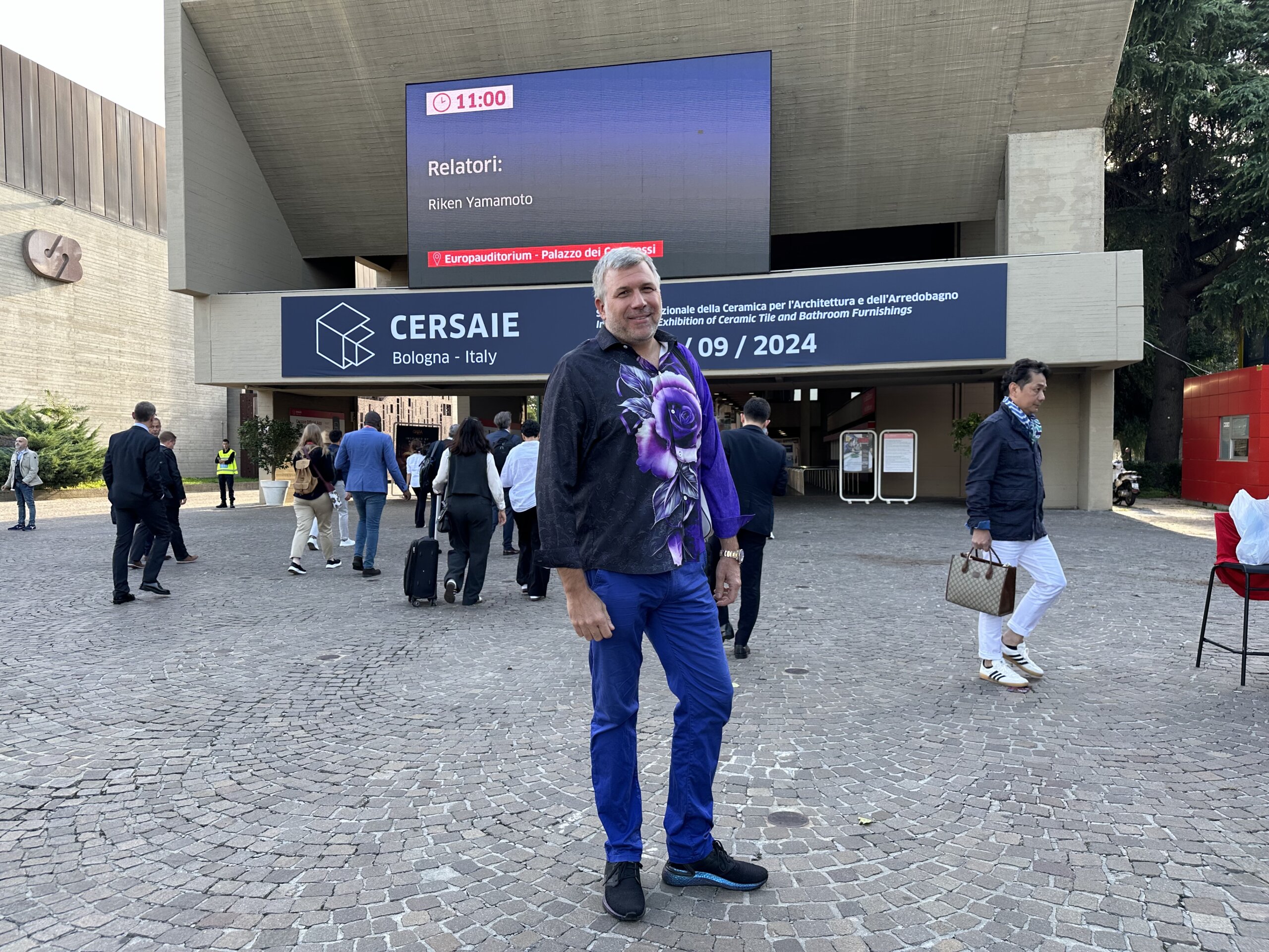 Torsten Müller auf der Cersaie Bologna bei der internationalen Recherche zu Badarchitektur, Keramik und Duschsystemen