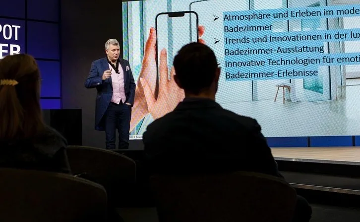 Torsten Müller bei einer Keynote zu Atmosphäre, Trends und Technologie im Badezimmer auf der ISH Frankfurt 2023