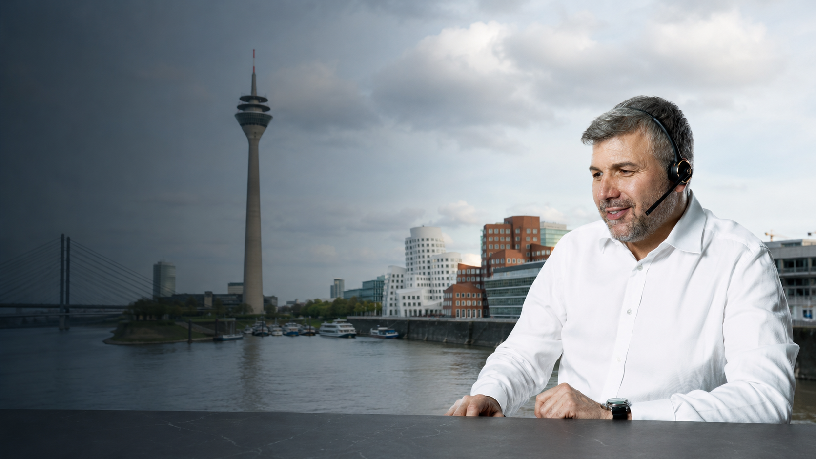 Torsten Müller bei der persönlichen Badplanung vor der Düsseldorfer Skyline