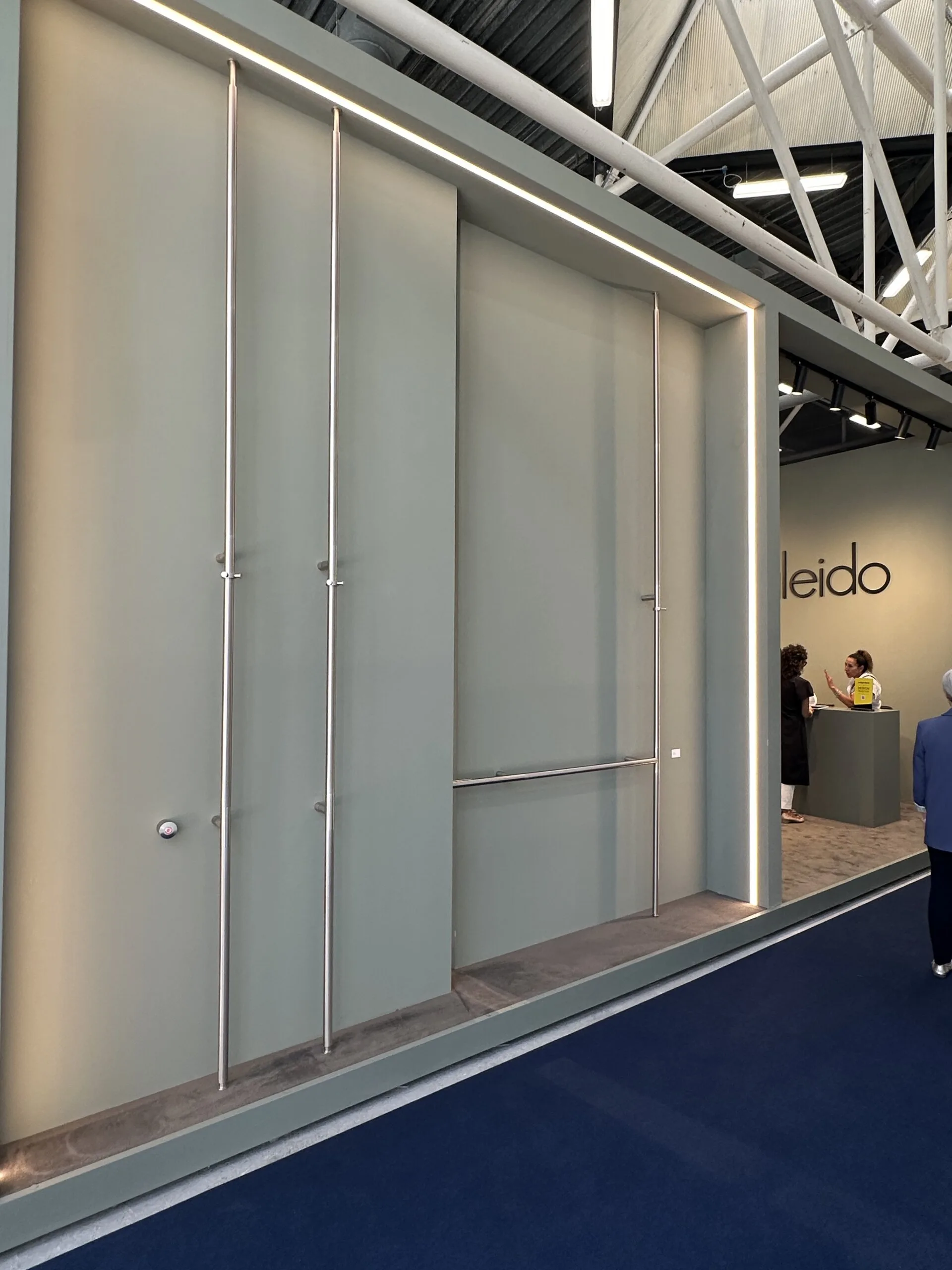 Caleido Heizkörper – architektonische Geradlinigkeit auf der Cersaie 2026 Geradlinige Heizkörper von Caleido in einer Ausstellungsinszenierung auf der Cersaie 2026