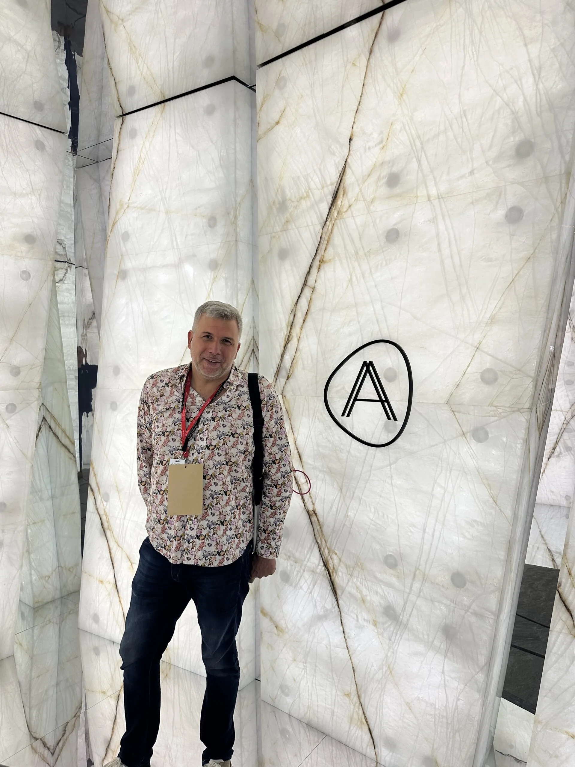 Transluzenter Naturstein bei Antolini – Torsten Müller Torsten Müller bei Antolini vor transluzentem Naturstein für hochwertige Private Spas
